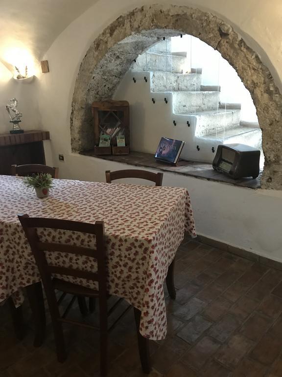 B&B La Staffa Aquino Eksteriør billede